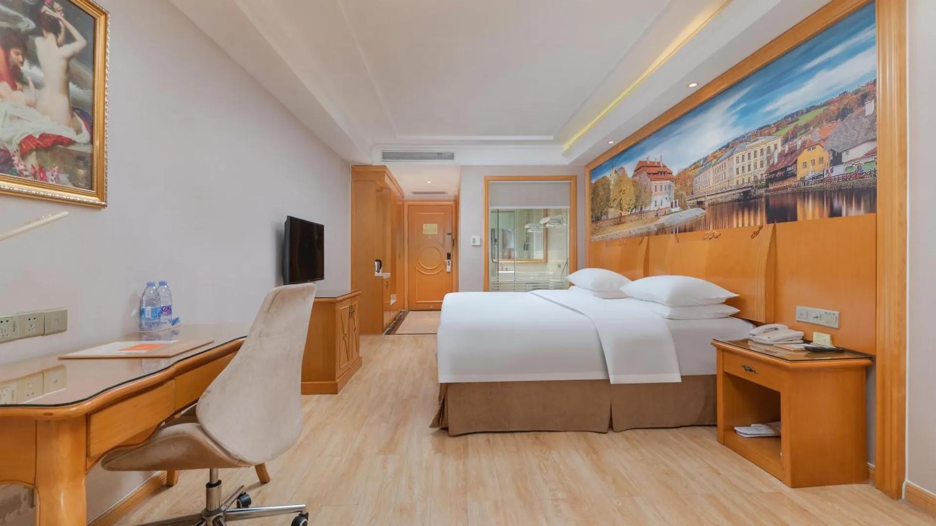 Vienna Hotel Shenzhen Fuyong Subway Station 3*,